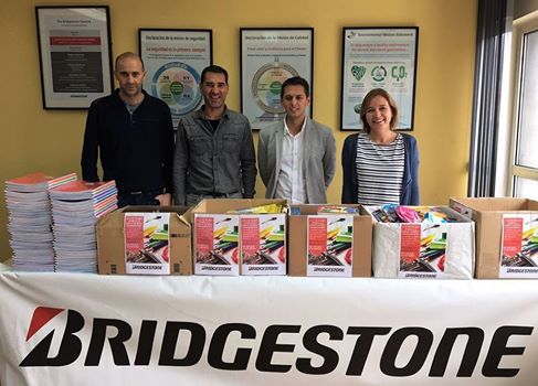 La factoría Bridgestone entrega a la Mancomunidad Altamira-Los Valles 462 kits de material escolar para familias más necesitadas